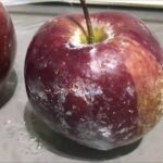 Experimentul cu apă clocotită care îți arată pericolul din merele de la supermarket