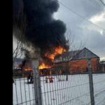 Incendiu la o casă din județul Hunedoara. Proprietarii au scăpat cu viață. Au avut șansa să fie plecați în vizită VIDEO