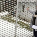 Un vasluian a blocat drumul public cu o poartă de fier, ca să-și unească proprietățile. Localnicii sunt revoltați, primăria ridică din umeri