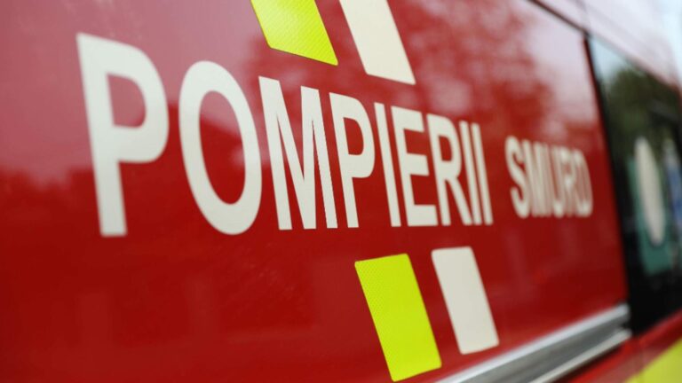 Explozie și incendiu într-un cămin din Pașcani. Un bărbat a fost grav rănit