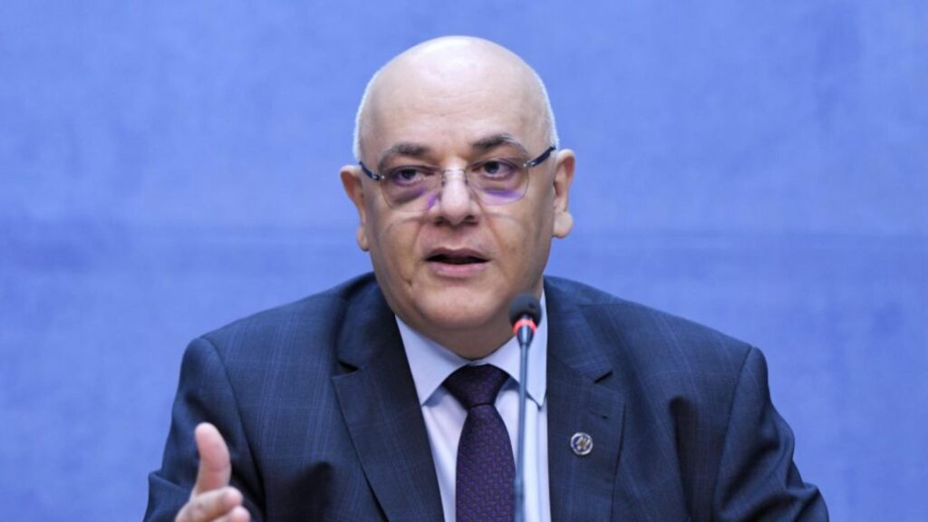 Slalom printre tragedii - Cum a reușit Raed Arafat să-și păstreze funcția