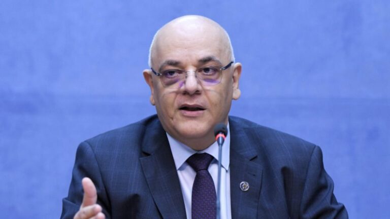 Slalom printre tragedii - Cum a reușit Raed Arafat să-și păstreze funcția