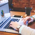 Site-urile care vând referate sau pun la dispoziție lucrări științifice vor fi închise. Lovitură pentru elevi și studenți. Părinții, revoltați