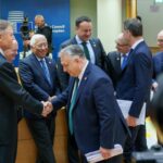 Imaginea momentului, de la Bruxelles: Viktor Orban s-a înclinat în fața lui Klaus Iohannis