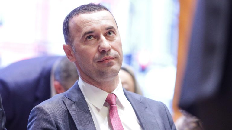Zi crucială pentru Iulian Dumitrescu. Tribunalul Bucureşti, aşteptat să se pronunţe în cazul sechestrului pus de DNA pe bunurile președintelui CJ Prahova
