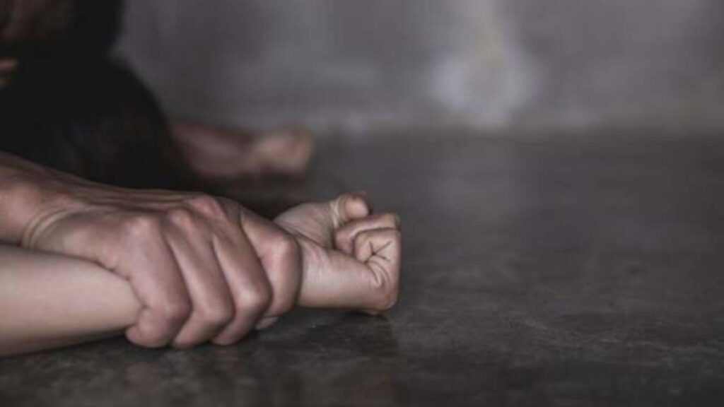 Un pedofil care a violat mai multe minore, la un pas să revină acasă! Revoltă totală într-o localitate din Buzău