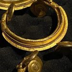Trei brățări preistorice din aur, provenite din România, au fost readuse în țară după ce fuseseră furate. Unde au fost găsite