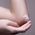 Ce înseamnă dacă ai coatele mai închise la culoare. 5 substanțe la îndemână care te scapă de această problemă