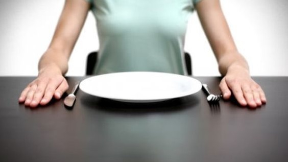 Dieta mortală promovată de vedete pe rețelele de socializare. Postul negru timp de 40 de zile, pericolul care îi poate duce pe fani direct la urgențe