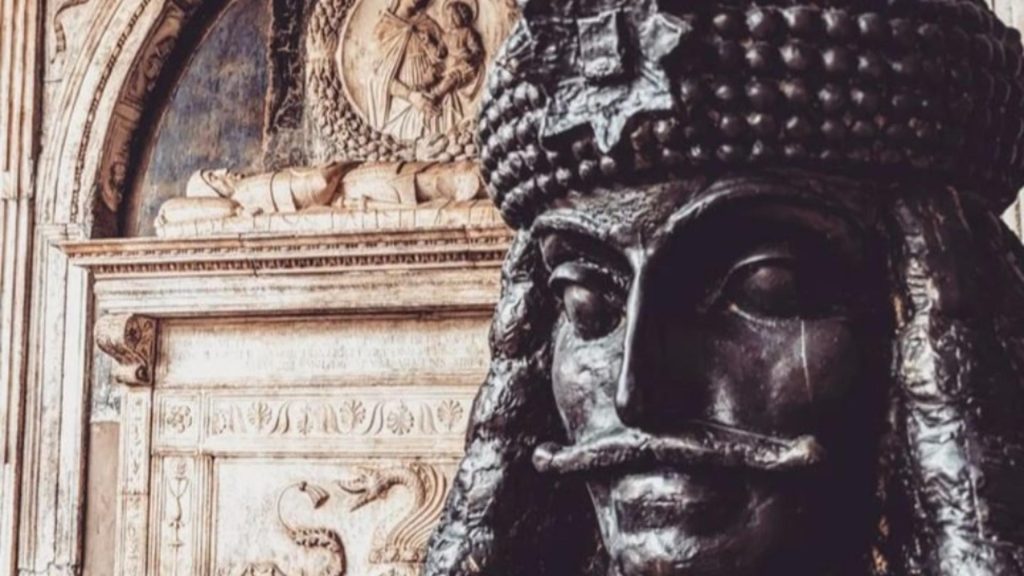 Vlad Țepeș - DRACULA, agent de turism pentru NAPOLI. Cum își fac ghizii locali reclamă cu imaginea temutului domnitor