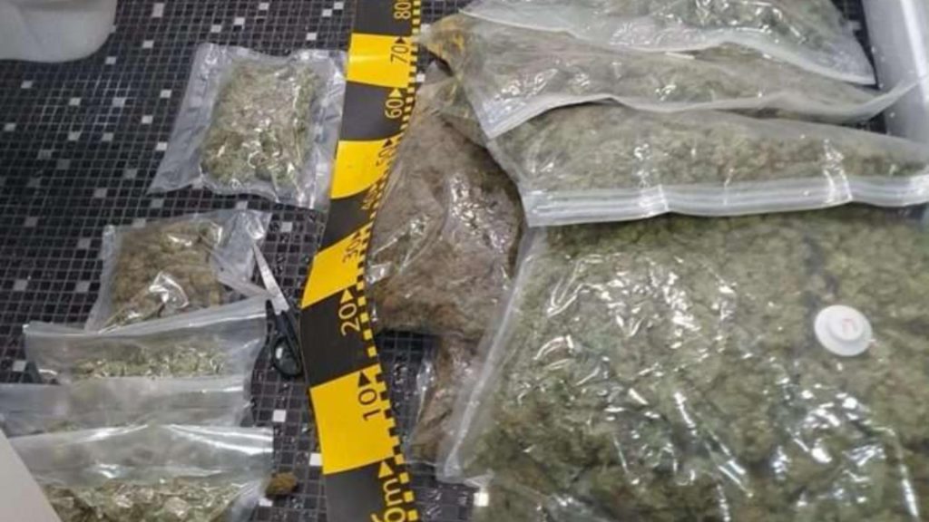 Dealer de droguri, jefuit de alți doi traficanți, în Capitală - Amenințări cu maceta