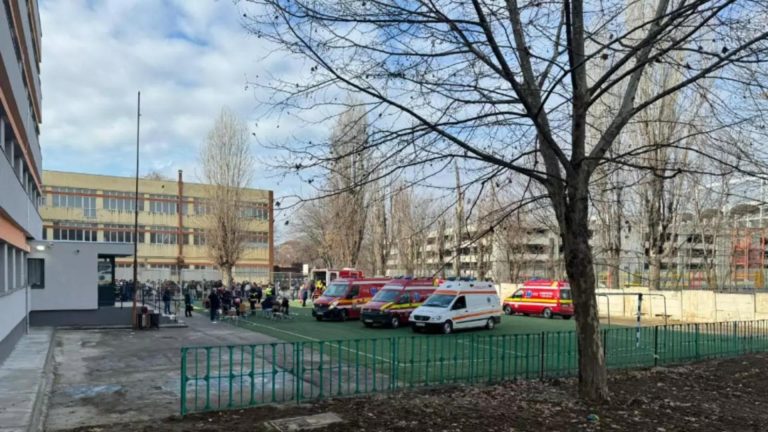 Elevul care a dat cu spray lacrimogen la colegiul Leonida din București, pus sub control judiciar 60 de zile. Zeci de copii au avut nevoie de îngrijiri