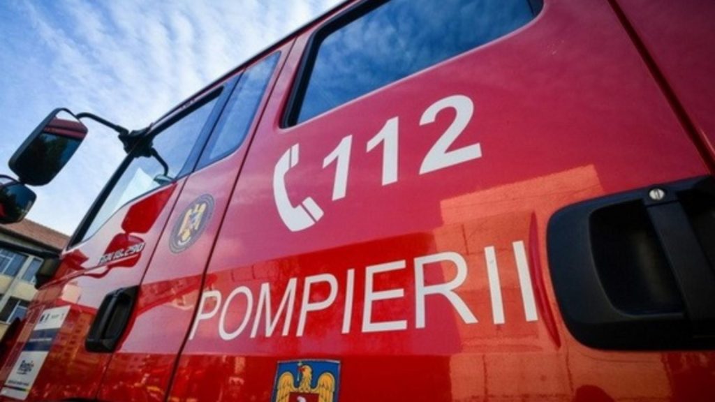 Trei gospodării din județul Suceava, cuprinse de flăcări! Intervin pompierii