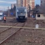 Sinucidere sau accident? Un bărbat de 45 de ani, din Pitești, a murit călcat de tren. Mecanicul de locomotivă spune că s-a aruncat în fața trenului VIDEO