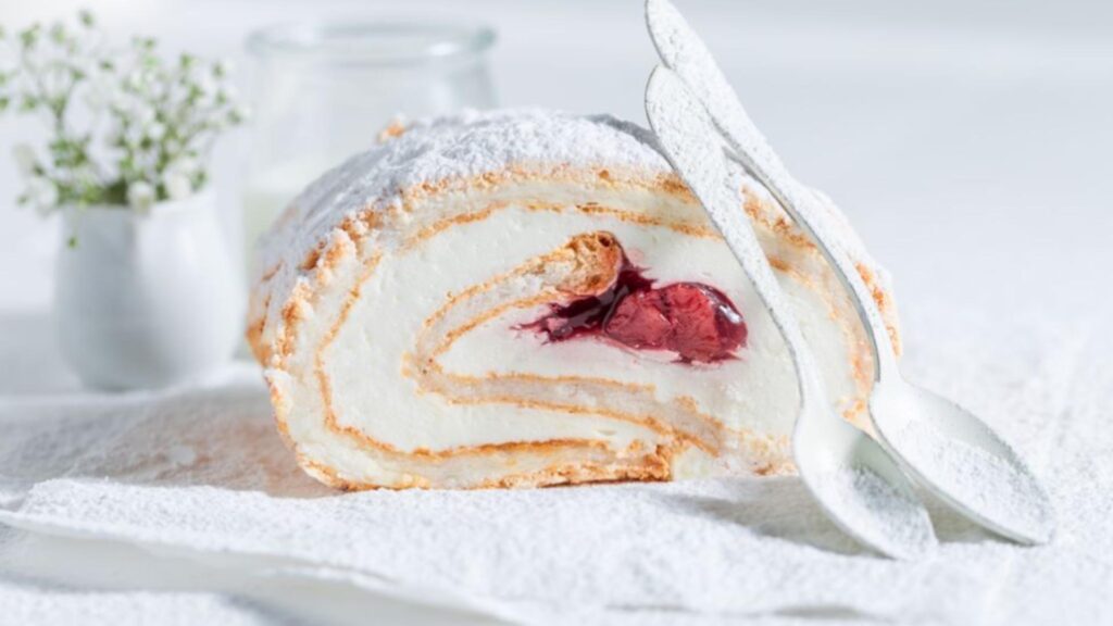 Ruladă Pavlova cu cremă de frișcă și căpșune. Nu mai aștepta și prepar-o chiar astăzi!