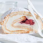 Ruladă Pavlova cu cremă de frișcă și căpșune. Nu mai aștepta și prepar-o chiar astăzi!