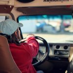 Câți pasageri au voie să transporte în mașină, de fapt, șoferii începători? 
