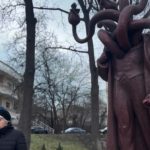 O statuie din Iași a băgat oamenii în sperieți: „Din gâtul ăstuia ies niște șerpi. Doamne apără și păzește!”