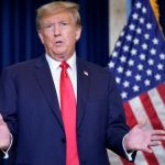 Donald Trump a lansat o linie de încălțăminte sport. Ce preț și cum arată pantofii sport aurii produși de fostul președinte american