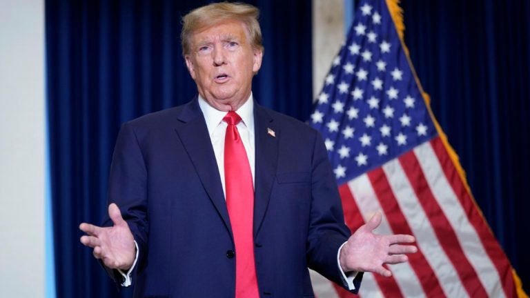 Donald Trump a lansat o linie de încălțăminte sport. Ce preț și cum arată pantofii sport aurii produși de fostul președinte american