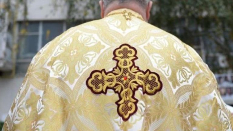 Preot exclus din Biserică după ce ar fi înșelat enoriașii. Care era, de fapt, originea "mirului sfânt" și cum îi mințea pe oameni: caz scandalos la Sibiu