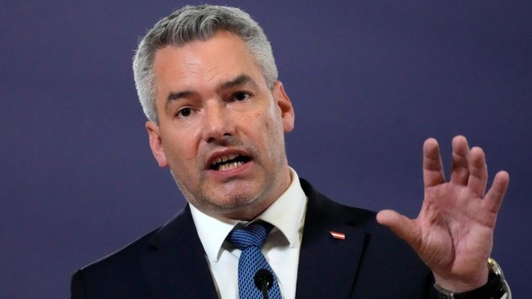 Partidul cancelarului austriac Nehammer nu va vota programul electoral al PPE, care prevede aderarea României în Schengen