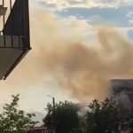 Casă în flăcări după ce a fost lovită de un trăsnet, la Baia Mare. Pompierii au intervenit cu mai multe autospeciale
