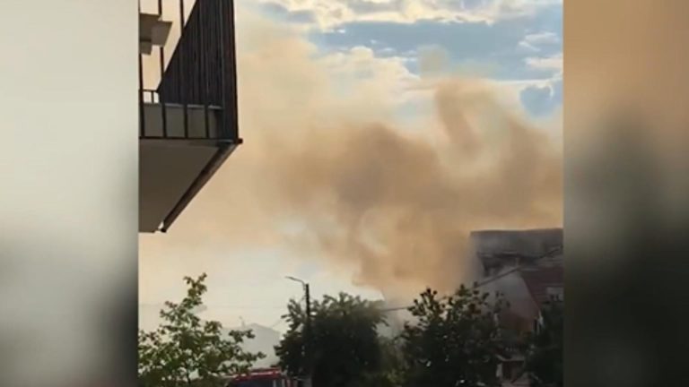 Casă în flăcări după ce a fost lovită de un trăsnet, la Baia Mare. Pompierii au intervenit cu mai multe autospeciale
