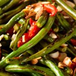 Deliciu de primăvară: mâncare de fasole verde cu usturoi, roșii și mărar. Rețeta, în doar câțiva pași simpli