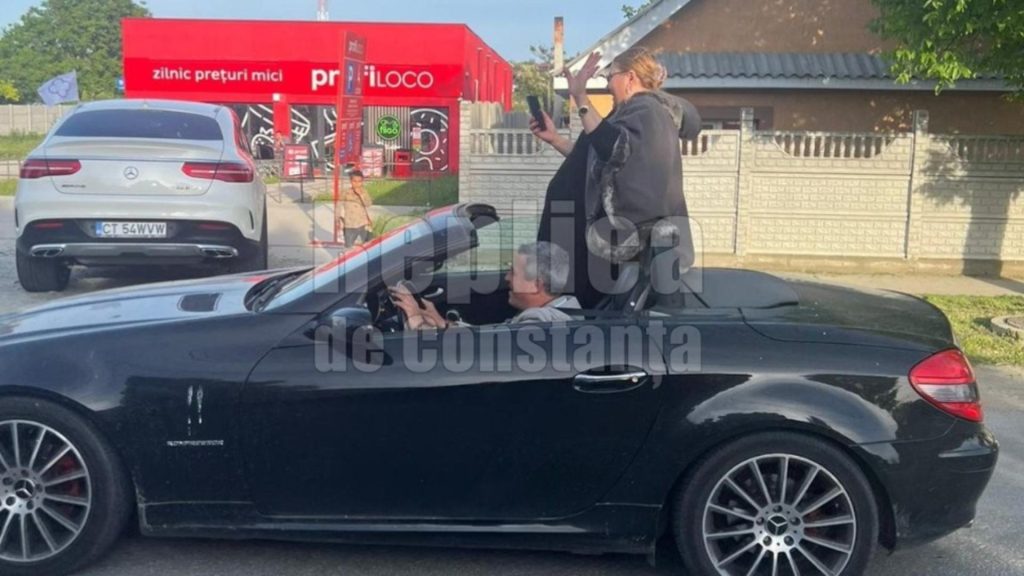Diana Șoșoacă a făcut din nou circ, de data asta într-o decapotabilă. Silvestru Șoșoacă: „Se comportă ca o adolescentă!”