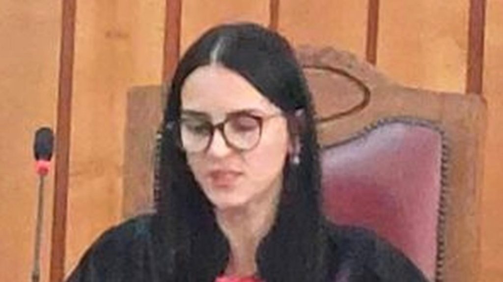 Răsturnare de situație: judecătoarea mână în mână cu interlopii ar putea scăpa de acuzații! Probe cruciale riscă să fie excluse din dosar