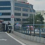 Podul Basarab, blocat de un accident rutier grav. O mașină s-a răsturnat, 7 persoane rănite, transportate la spital