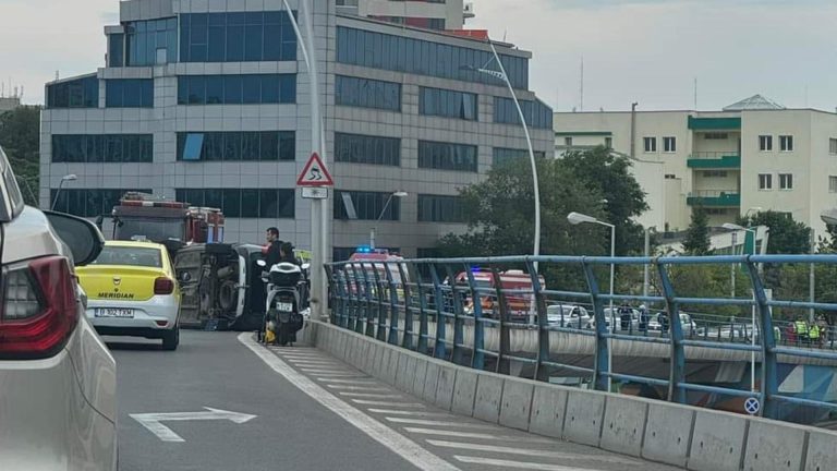 Podul Basarab, blocat de un accident rutier grav. O mașină s-a răsturnat, 7 persoane rănite, transportate la spital