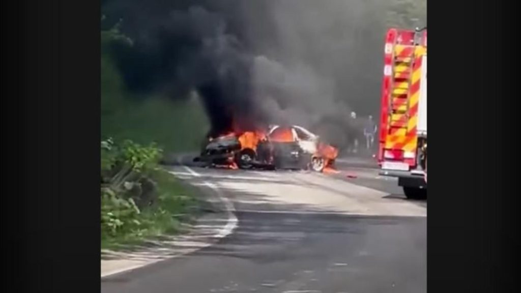 Mașină făcută scrum, pe DN 18, în orașul Baia Sprie. Șoferul a scăpat ca prin minune! VIDEO