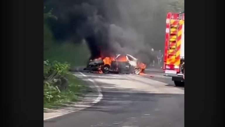 Mașină făcută scrum, pe DN 18, în orașul Baia Sprie. Șoferul a scăpat ca prin minune! VIDEO