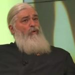De ce ne împărtășim cu vin și nu cu apă? Cele trei calități divine, explicate de Părintele Calistrat Chifan