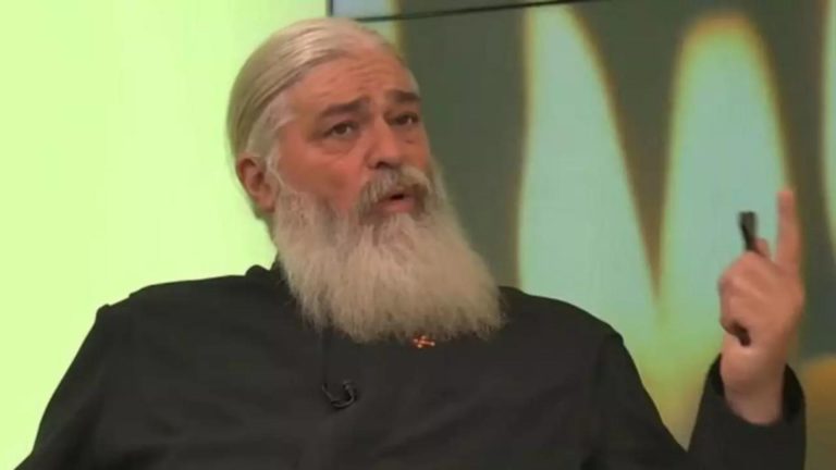 De ce ne împărtășim cu vin și nu cu apă? Cele trei calități divine, explicate de Părintele Calistrat Chifan