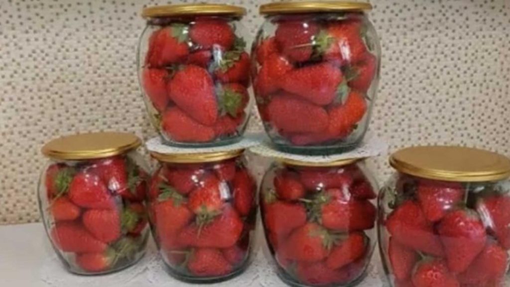 Căpșuni la borcan – aromate și bune pe tot parcursul anului: Rețetă simplă pentru conservarea căpșunilor fără gătire