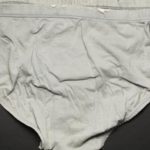 Chiloți murdari și rupți, prezentați de o casă de modă de fițe. Designerul spune că lenjeria zdrențuită simbolizează luptele tinerilor de azi