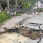Craterul de pe strada din Slănic Prahova măsoară o adâncime de 18 metri. Este cât un bloc cu 5 etaje