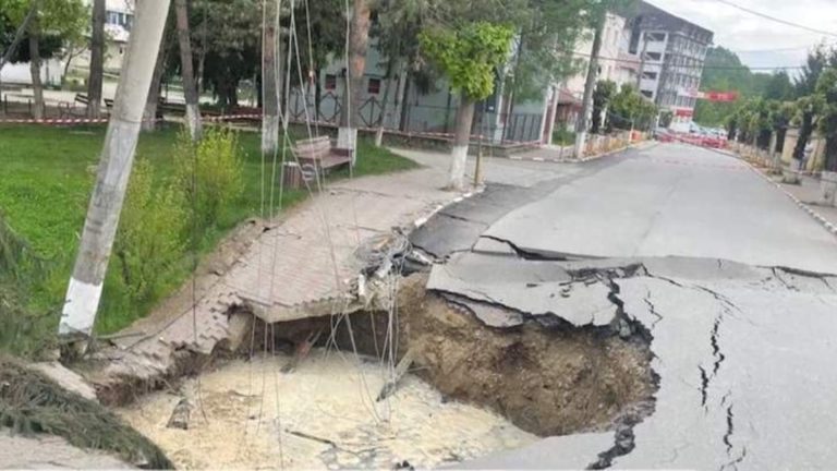 Craterul de pe strada din Slănic Prahova măsoară o adâncime de 18 metri. Este cât un bloc cu 5 etaje