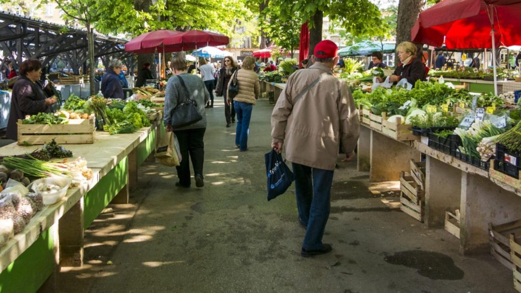 Pătrunjel fals și căpșuni măsluite pe tarabe. Cum sunt păcăliți oamenii care frecventează piețele