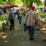 Pătrunjel fals și căpșuni măsluite pe tarabe. Cum sunt păcăliți oamenii care frecventează piețele