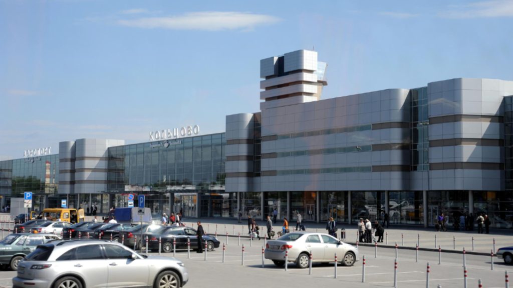Angajat al unui aeroport din Rusia, în stare critică după ce a fost călcat de avion: bărbatul și-a pierdut un picior