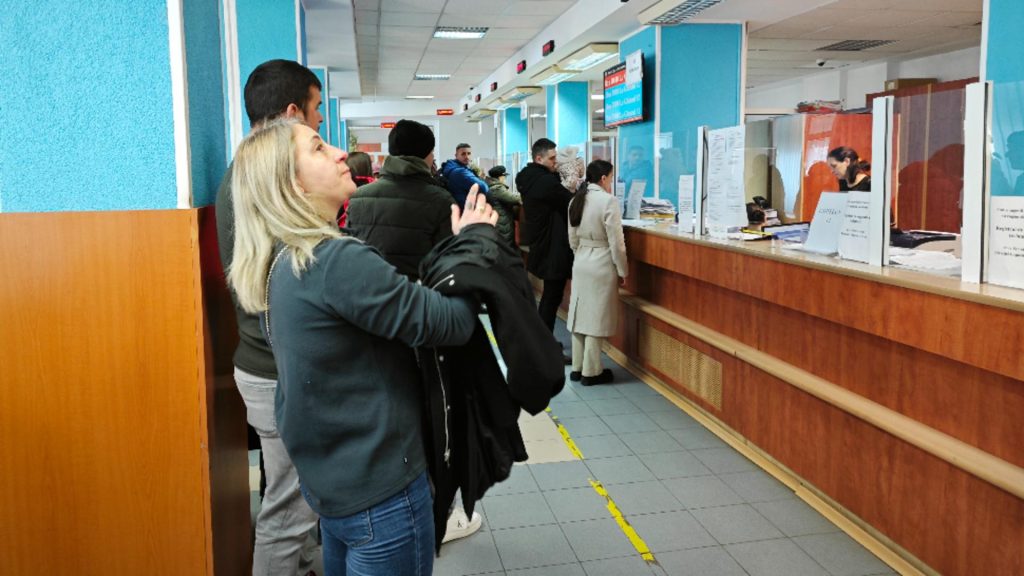 Cozi URIAȘE la taxe și impozite! Oamenii așteaptă ore în șir pentru a plăti mai ieftin
