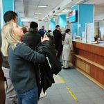 Cozi URIAȘE la taxe și impozite! Oamenii așteaptă ore în șir pentru a plăti mai ieftin
