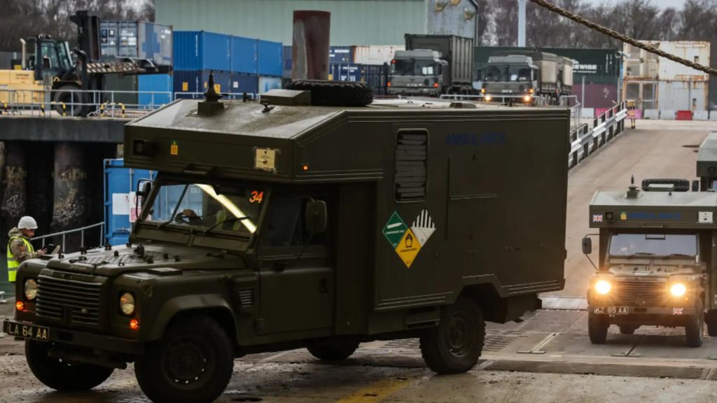 Sute de vehicule militare britanice au fost încărcate pe feriboturi cu destinația România. Ce vor face în țara noastră