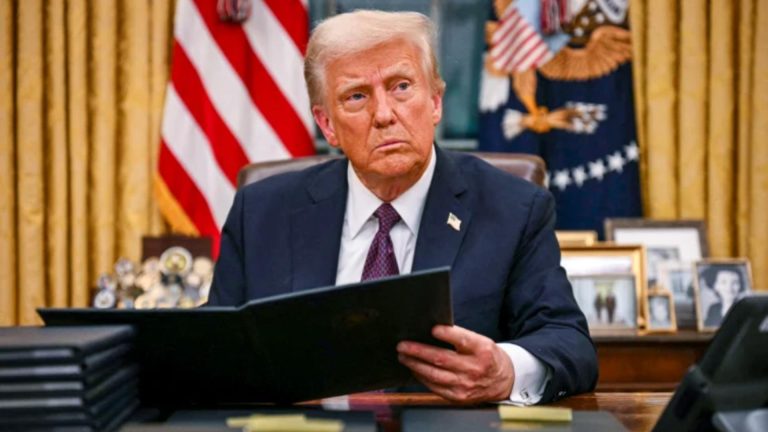 Trump reînrolează militarii concediați de Biden pentru că nu s-au vaccinat anti-Covid