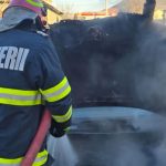 Incendiu DEVASTATOR! O mașină a fost înghițită de flăcări