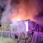 O familie a rămas fără casă în urma unui incendiu CUMPLIT. Totul s-a făcut scrum, doar câteva icoane au fost salvate